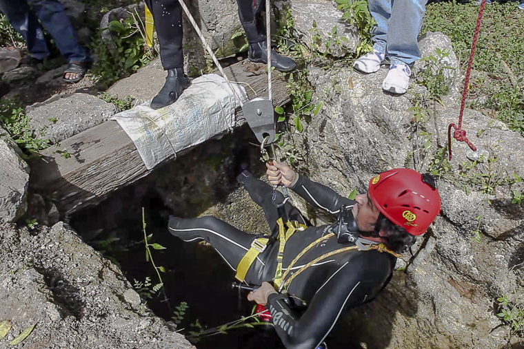 Manu Lewin à la descente dans le puits de Kanun