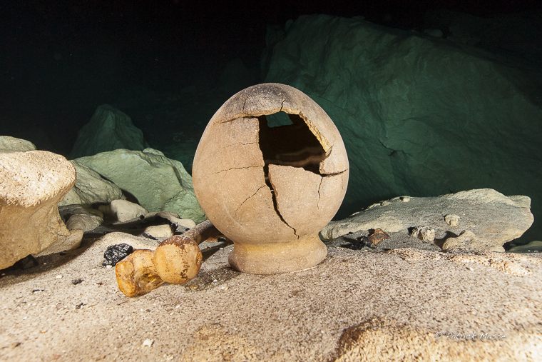 Vestiges Mayas dans la Cénote Kanun près de Mérida