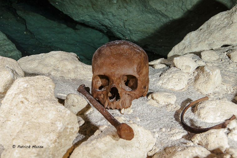 Restes humains dans la cénote Kanun, province de Merida