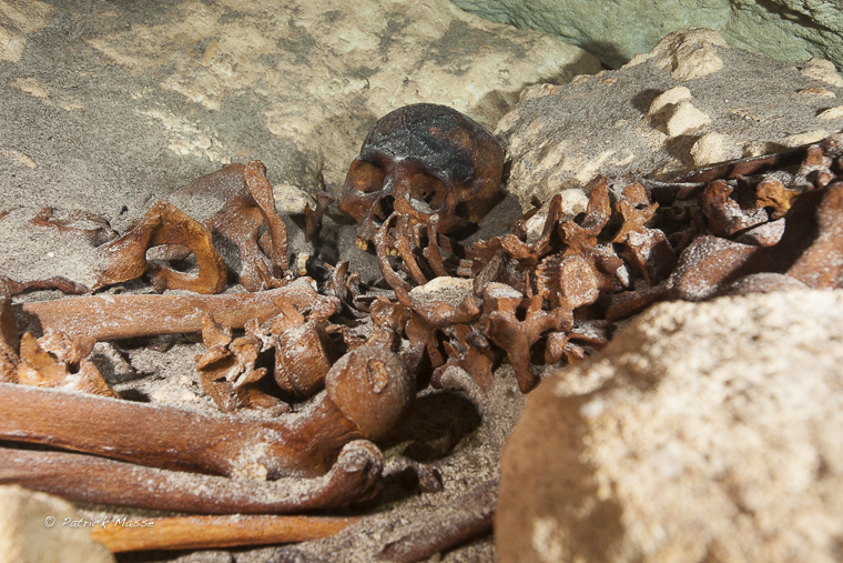 Restes humains dans la cénote Kanun, province de Merida