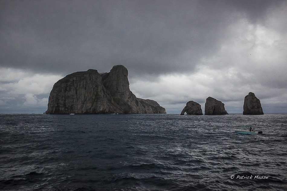 Au lever du jour, Malpelo semble hostile et peut prendre des airs menaçants